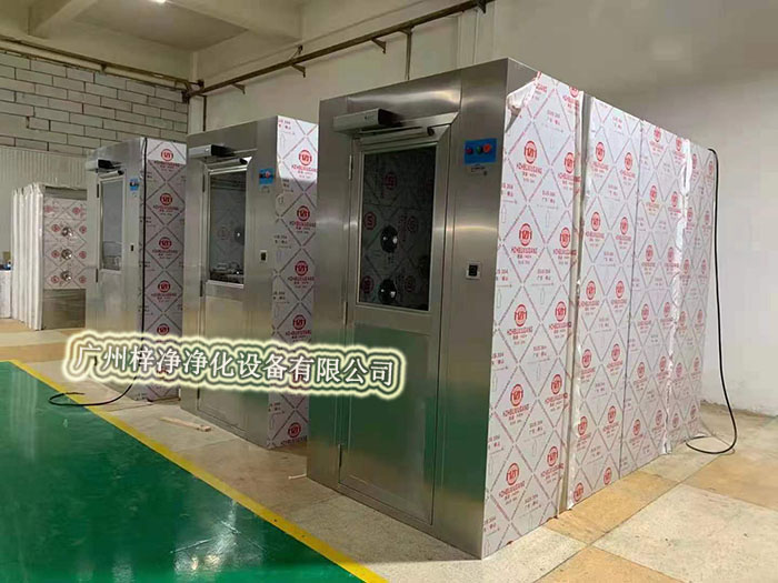 風(fēng)淋室通過(guò)高速氣流將塵埃吹離工作人員的衣物和頭發(fā)，有效降低了進(jìn)入潔凈室內(nèi)的塵埃量，從而維護(hù)了潔凈室內(nèi)的空氣質(zhì)量。