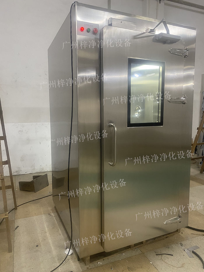 高端滿焊風淋室采用滿焊接工藝，無縫連接，防止塵埃進入，確保潔凈室的空氣質量。