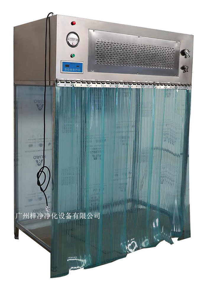 百級潔凈層流罩它主要由箱體、風機、初效空氣過濾器、高效空氣過濾器、阻尼層、燈具等組成。