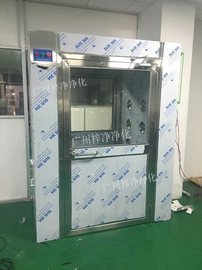 防爆風淋室是指風淋室的電機、指示燈、照明燈、接線管必須嚴格按照防爆標準